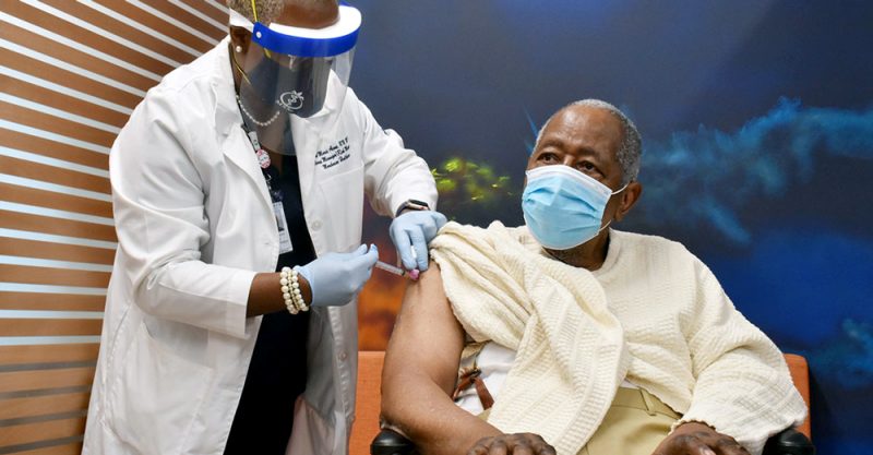 Hank Aaron getting Covid Vaccine